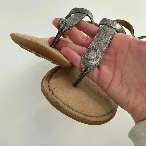 Boc born concepts sandals 8 39 pewter  metallic faux leather vegan t-straps - Picture 11 of 14